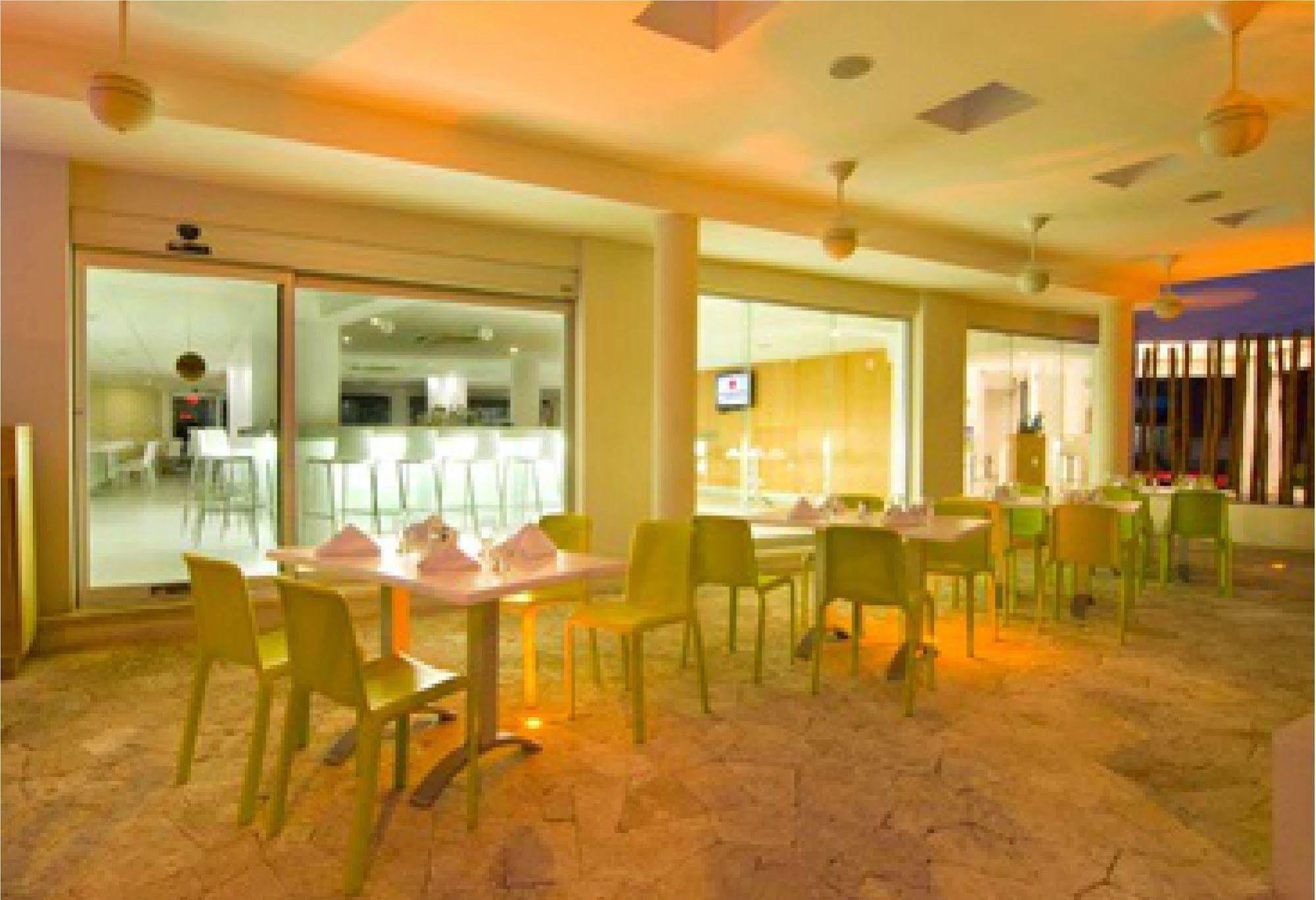 Hotel Adhara Express Cancún Zewnętrze zdjęcie